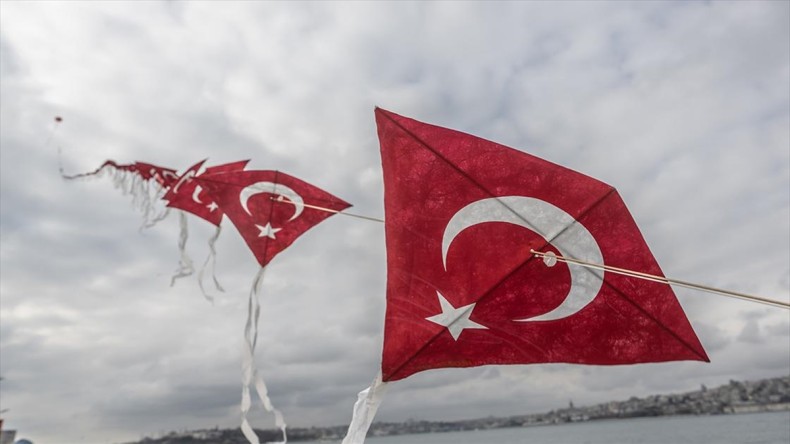 Üsküdar’da Türk bayraklı 150 uçurtma, boğazın üzerinde 225 metrelik zincir oluşturdu