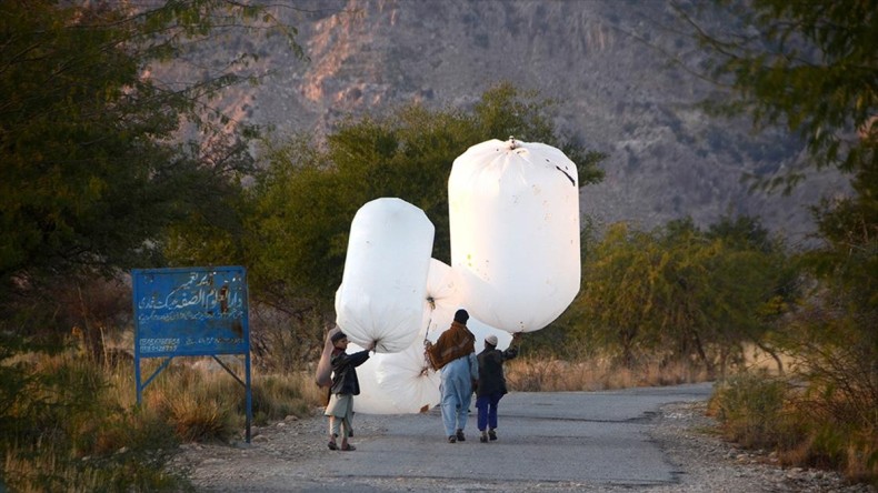 Tarladan eve poşetle doğal gaz taşıyorlar