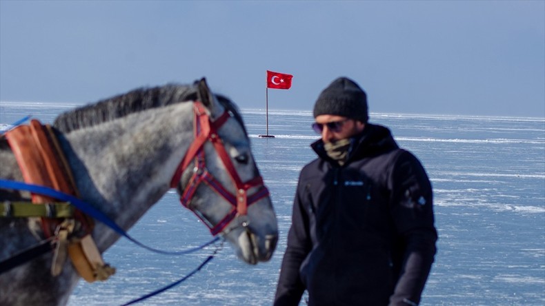 Atlı kızak yapılan Çıldır Gölü’nde yazın da tekne turları düzenlenecek