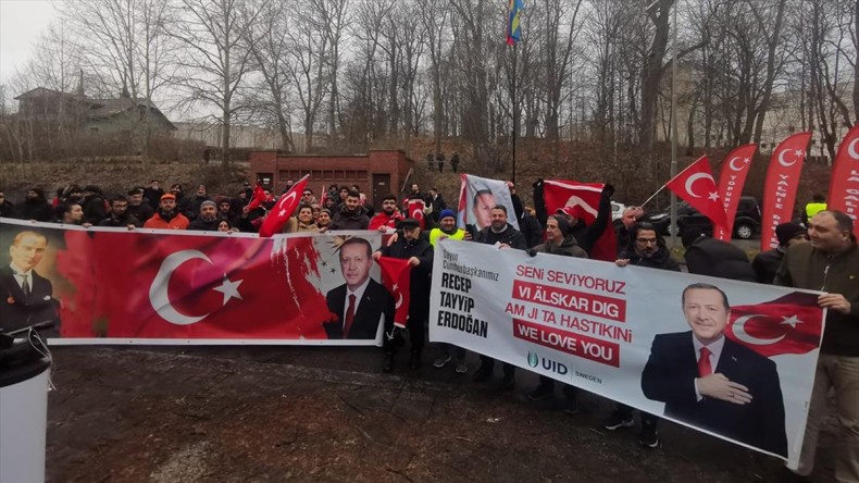 İsveç’te terör örgütü PKK/YPG destekçilerinin provokasyonu ve Kur’an-ı Kerim yakılması protesto edildi