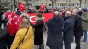 İsviçre’deki Türk toplumu, Kur’an-ı Kerim’in yakılmasını İsveç Büyükelçiliği önünde protesto etti
