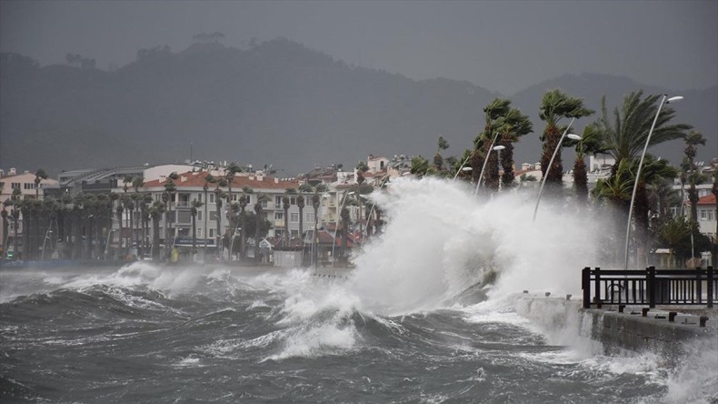 Muğla’da sağanak ve fırtına yaşamı olumsuz etkiliyor