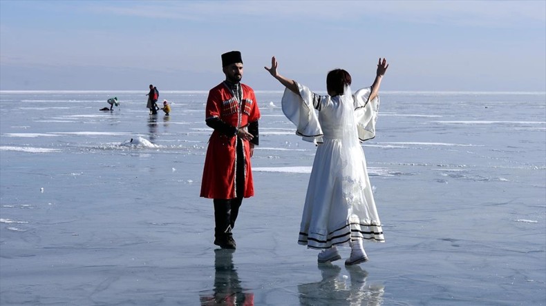 Buzla kaplı Çıldır Gölü üzerinde Kafkas dansı gösterisi