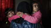 Nadir cilt hastalığına yakalanan Halepli küçük kız kardeşler, güneşten korunarak yaşıyor