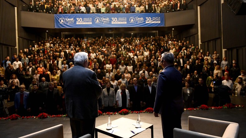 Prof. Dr. Ortaylı, Muratpaşa’da yabancılara mülk satışını eleştirdi