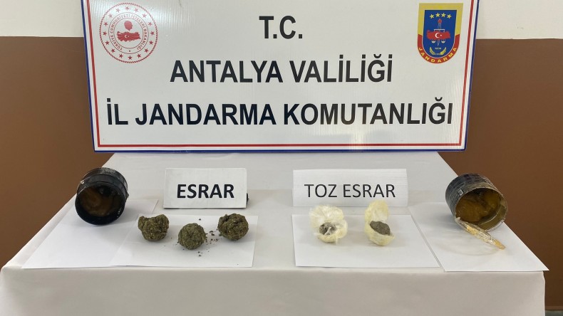 JÖLE KUTUSUNUN İÇİNDEN 450 GARAM ESRAR ÇIKTI