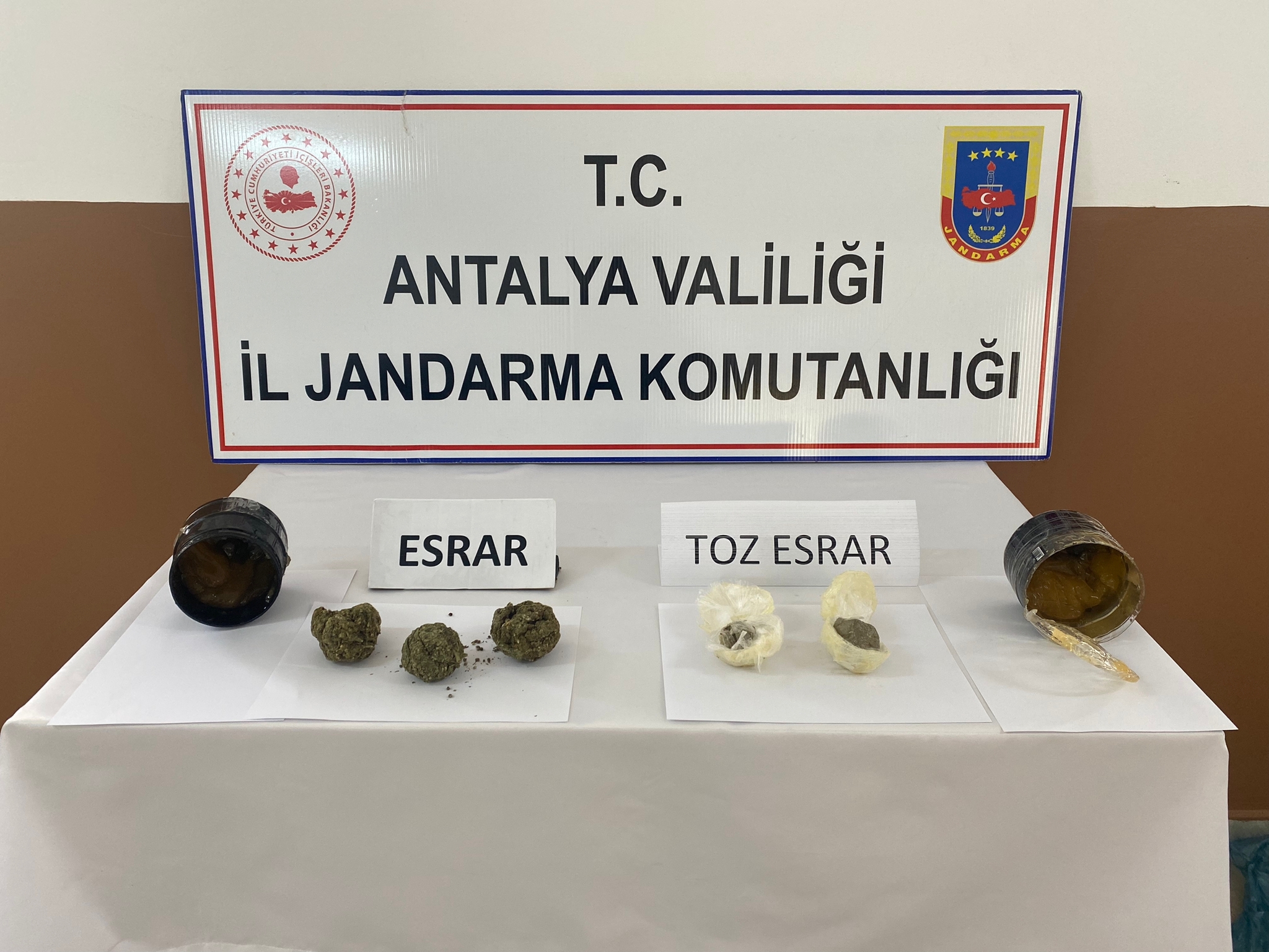 JÖLE KUTUSUNUN İÇİNDEN 450 GARAM ESRAR ÇIKTI