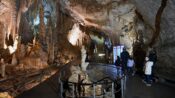 Lübnan’da milyonlarca yıllık sarkıtlara ve yer altı nehrine sahip mağara masal diyarını andırıyor