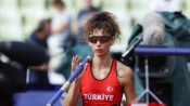 Milli atlet Buse Arıkazan sırıkla atlamada yeni Türkiye rekorunun sahibi oldu
