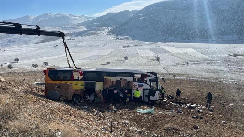 Afyonkarahisar’da yolcu otobüsü devrildi: 8 ölü, 35 yaralı