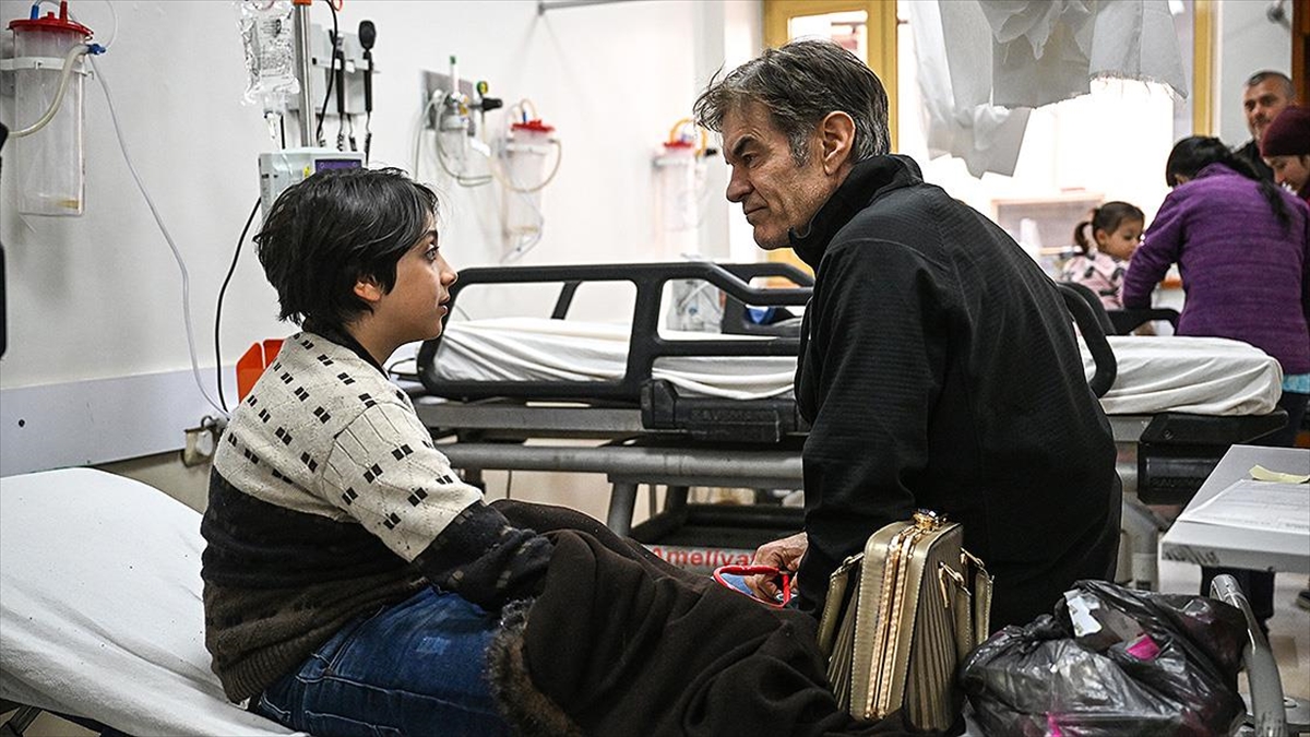 Kalp cerrahı Dr. Mehmet Öz Hatay’da hastanede yatan depremzedeleri ziyaret etti