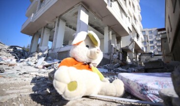 Depremlerde yıkılan binaların enkazında hüzünlendiren hatıralar kaldı