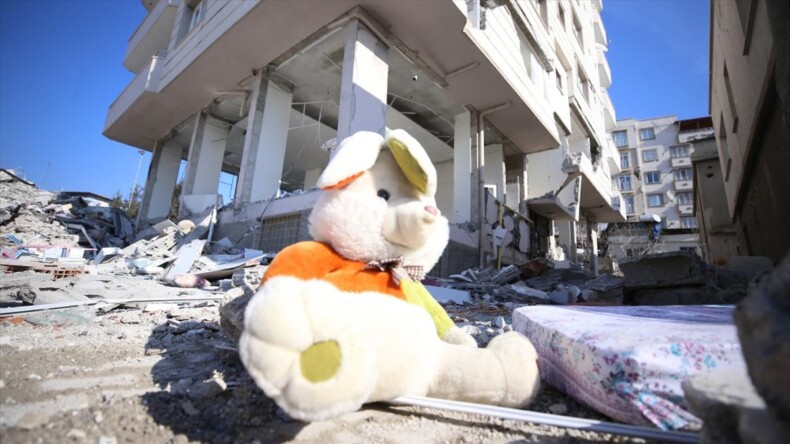 Depremlerde yıkılan binaların enkazında hüzünlendiren hatıralar kaldı