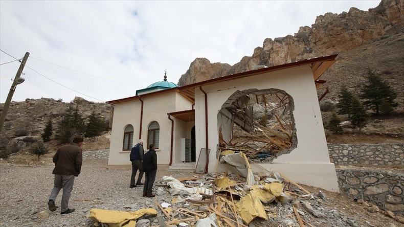 Depremde dağdan kopan kaya parçaları Malatya’daki türbe mescidini yıktı