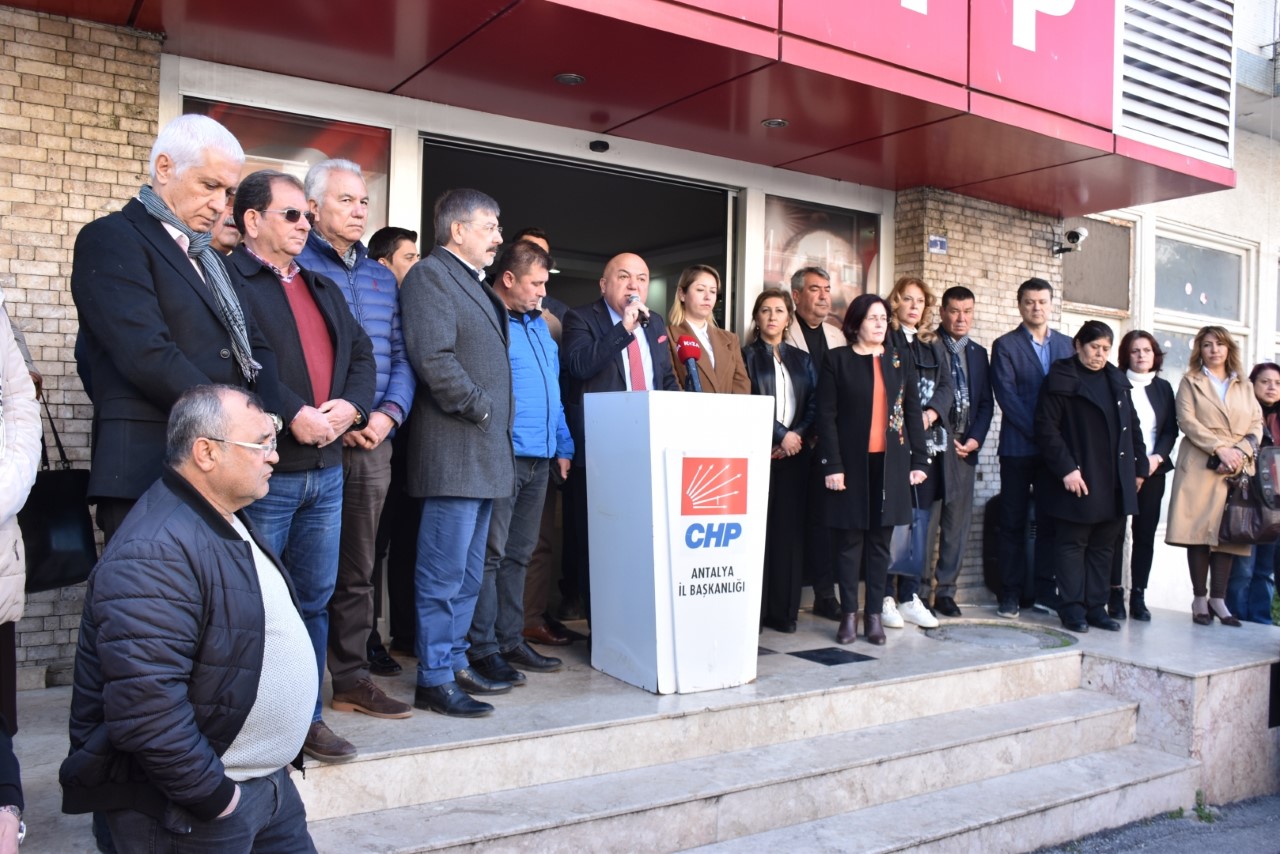 CHP Antalya İl Başkanı Nuri Cengiz, 6 Şubat’ta yaşadığımız deprem felaketi nedeniyle 81 İl Örgütümüzle birlikte eş zamanlı olarak basın açıklaması düzenledi.