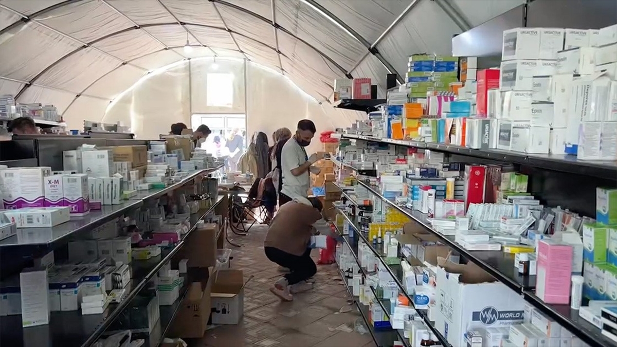 Hatay’da ilaç ihtiyacı “sahra eczanesi”nde karşılanıyor