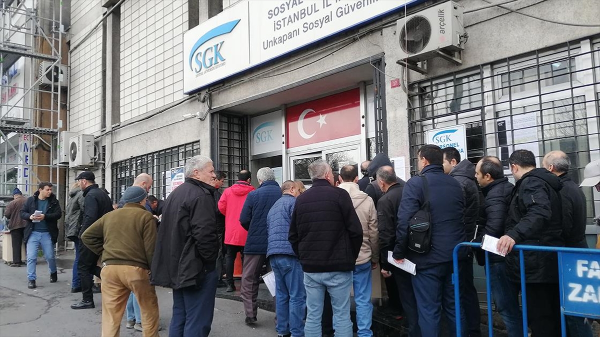 İstanbul’daki SGK binalarında EYT yoğunluğu sürüyor