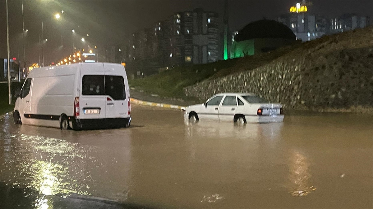 Şanlıurfa’da sağanak nedeniyle eğitime ara verildi.Şiddetli sağanak yağıştan etkilenen, Araştırma Hastanesi yoğun bakımda tedavi gören hastalar başka hastanelere sevk edildi