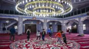İstanbul’daki Hazreti Ömer Camisi’ne çocuklar büyüklerini götürüyor