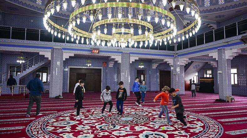İstanbul’daki Hazreti Ömer Camisi’ne çocuklar büyüklerini götürüyor