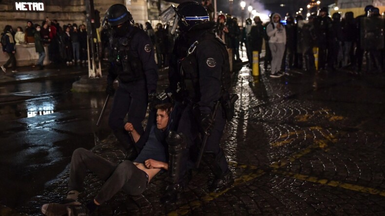 Paris’te emeklilik reformu karşıtı gösterilerde 71 kişi gözaltına alındı