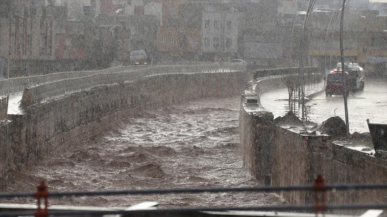 Şanlıurfa’da sağanak etkili oluyor