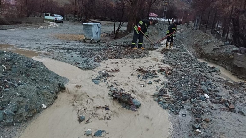 Erzincan’da sağanak taşkınlara neden oldu