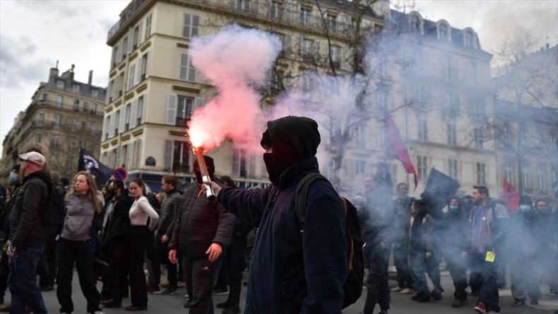 Fransa’da göstericiler Paris Havalimanı’nın girişini kapattı