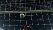 Futbolda kaleciler, penaltılar öncesinde kale direklerine ve ağlara dokunamayacak