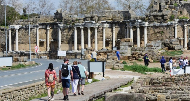 Antik ve modern yaşamın iç içe olduğu Side’de gezi güzergahı oluşturuluyor