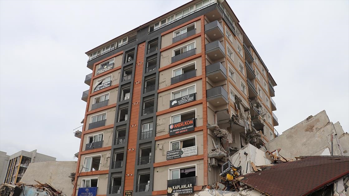 AA-20230328-30699423-30699421-DEPREMDE_CEVRESINDEKI_3_BINANIN_UZERINE_DEVRILDIGI_APARTMAN_AYAKTA_KALDI