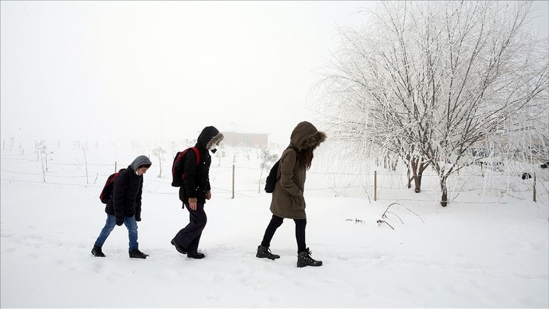 Bazı illerde kar yağışı nedeniyle eğitime ara verildi