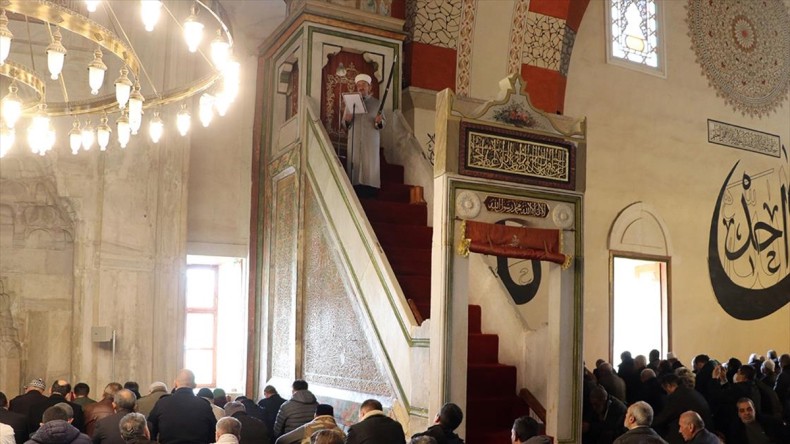 Edirne’deki Eski Cami’de imamlar 6 asırdır cuma ve bayram hutbelerine kılıçla çıkıyor