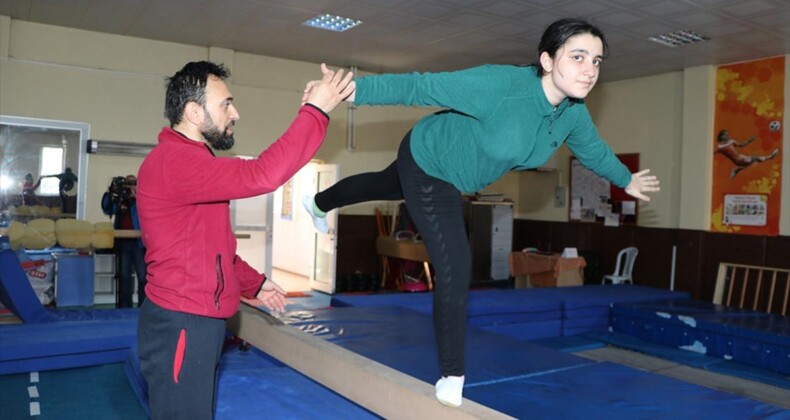 Otizmli Betül, hobi amaçlı başladığı jimnastikte ikinci Türkiye şampiyonluğunun peşinde