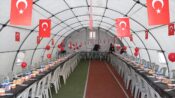 Büyüklere moral çocuklara neşe olsun diye iftar çadırı bayrak ve balonlarla süsleniyor