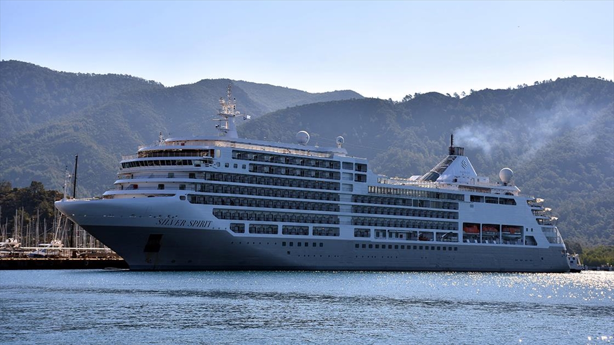 Marmaris’e sezonun ilk kruvaziyeri 450 yolcusuyla geldi