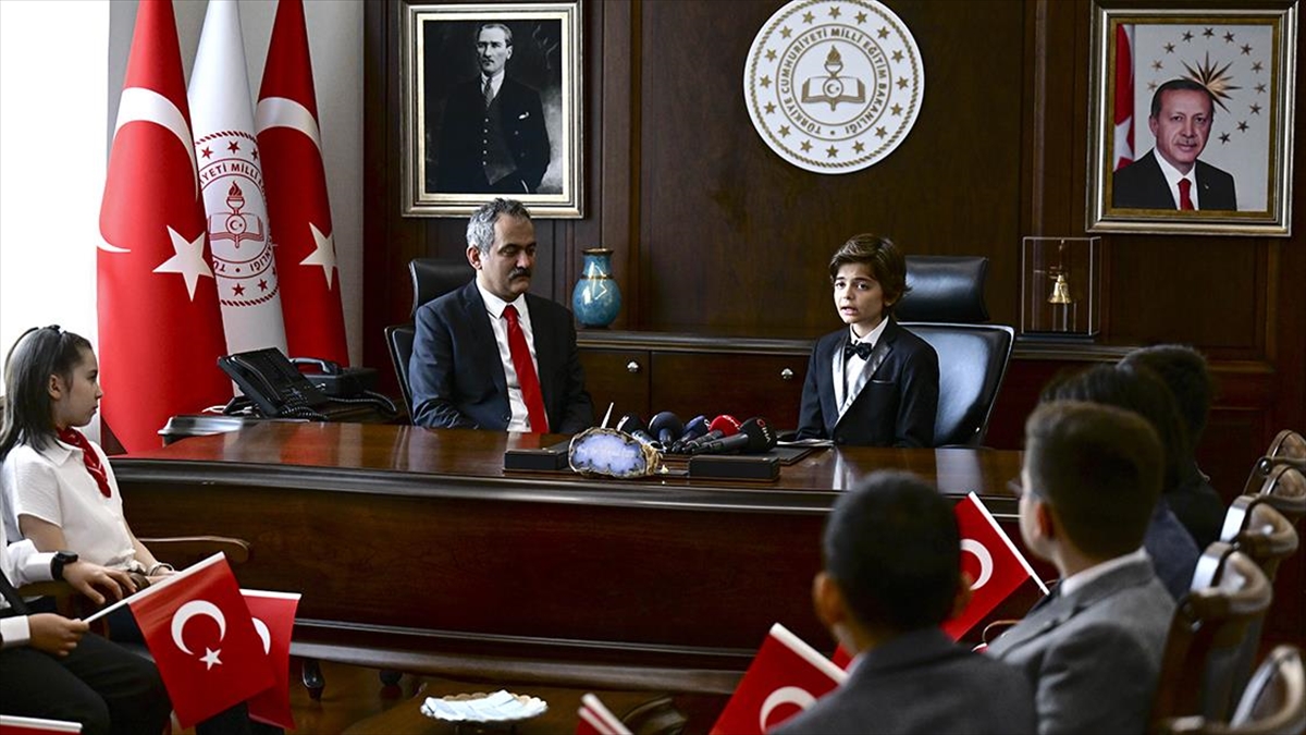 Milli Eğitim Bakanı Özer, koltuğunu 11 yaşındaki Kaan Can’a devretti