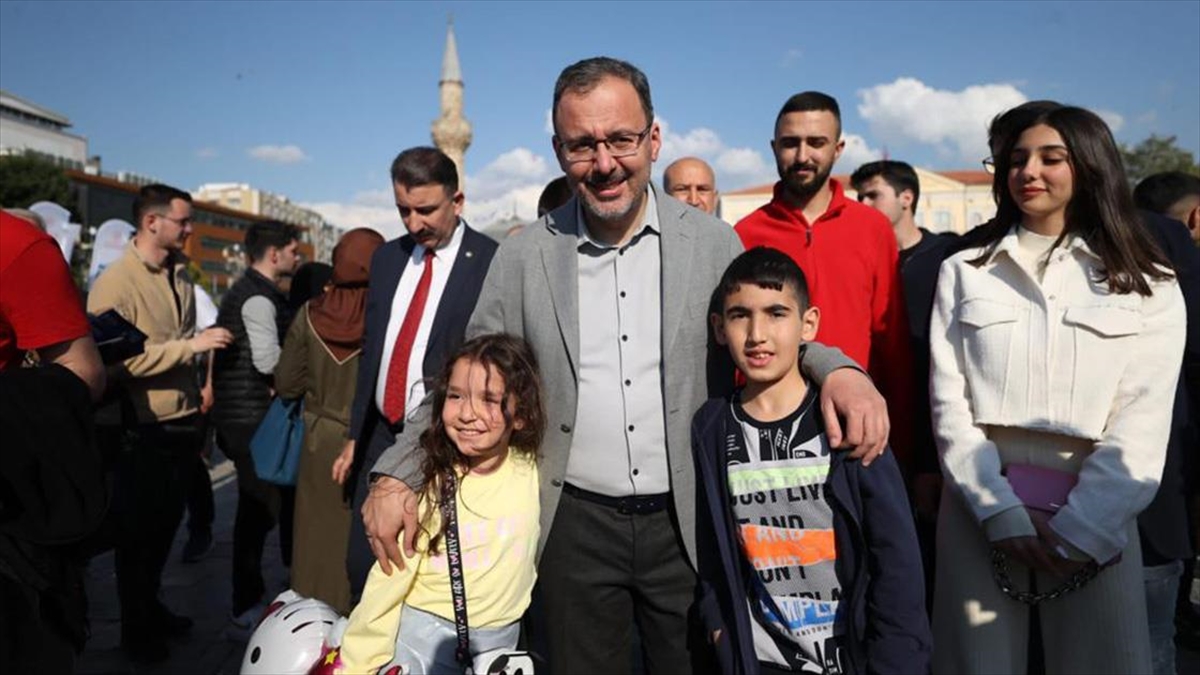 Bakan Kasapoğlu, İzmir’de GSB tırında çocuklarla bayramlaştı