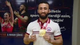 Şampiyon güreşçi Burhan Akbudak, örnek aldığı hemşehrisi Şeref Eroğlu’nu geçmek istiyor