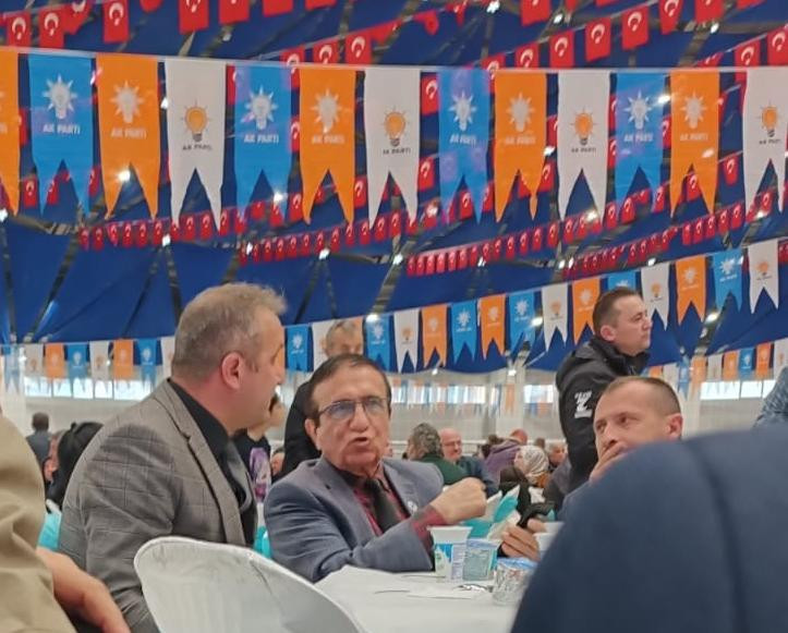 AK PARTİ ADAYINI ELEŞTİREN GAZETECİ İFTAR MASASINDAN KALDIRILDI