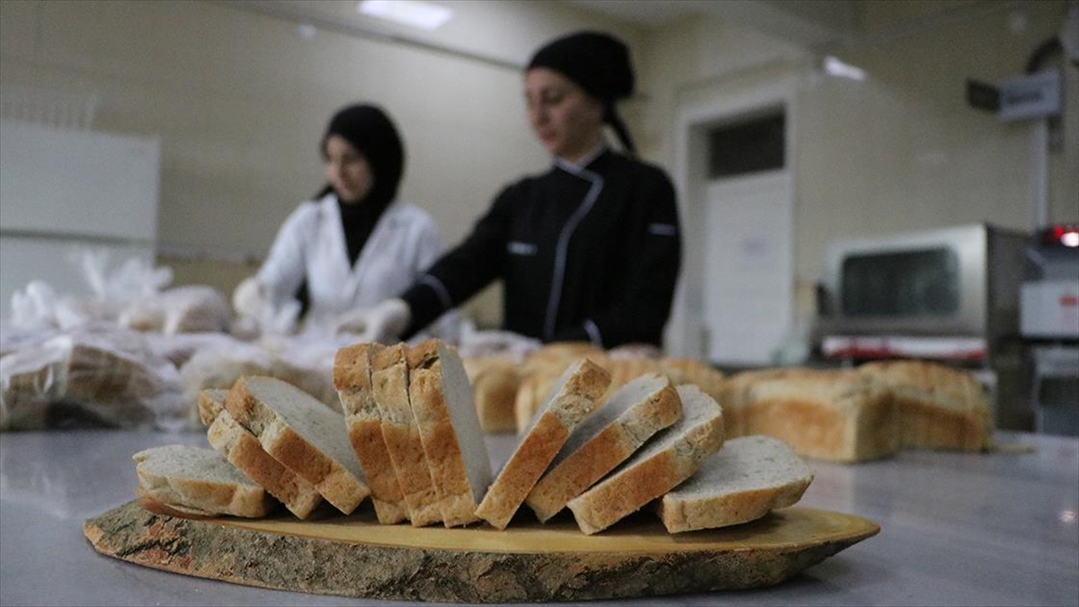 Diyarbakır’da kurulan “glütensiz mutfak”ta çölyak hastası öğrencilere ekmek üretiliyor