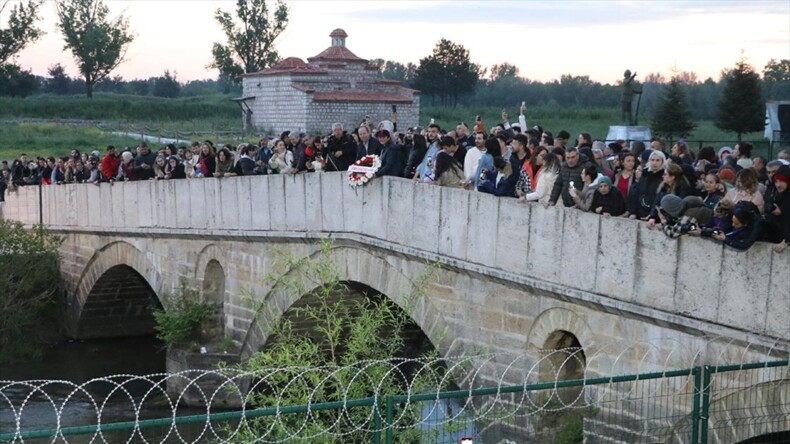 Edirne’de gün aydınlanırken dileklerin yazılı olduğu kağıtlar Tunca Nehri’ne bırakıldı