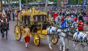 İngiltere Kralı 3. Charles, tarihi kilisede düzenlenen dini törenle taç giydi