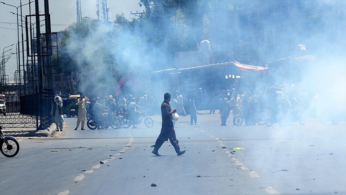 Pakistan’da İmran Han’ın tutuklanmasının ardından başlayan protestolar sürüyor