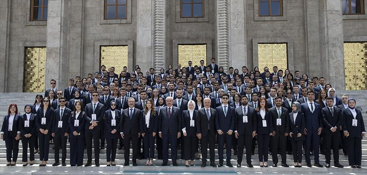 TBMM Başkanı Şentop, 81 il, KKTC ve Azerbaycan’dan gençlerle bir araya geldi