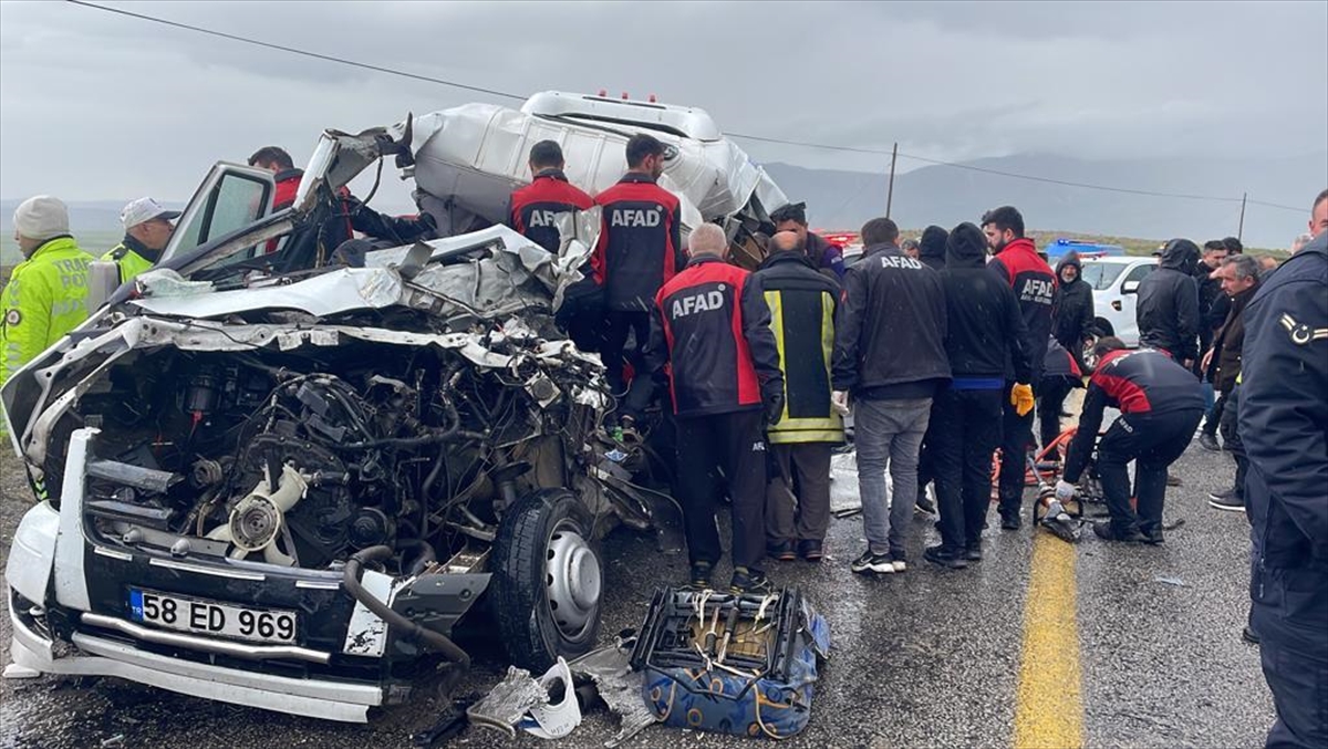 Sivas’ta tır ile yolcu minibüsünün çarpıştığı kazada 4 kişi öldü