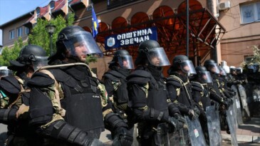 Sırplar, Kosova’nın kuzeyinde protesto düzenledi