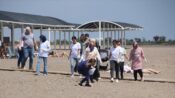 Antalya’da gönüllüler “Dünya Tütünsüz Günü”nde sahilde izmarit topladı