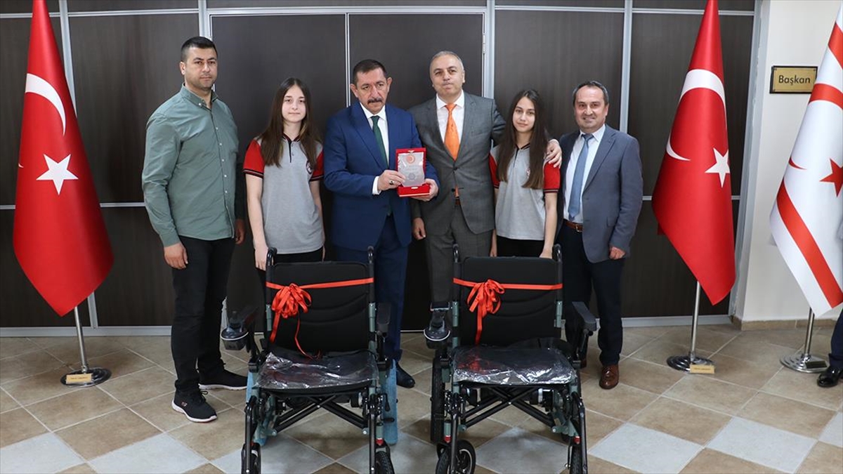 AA-20230615-31438066-31438065-OGRENCILER_TOPLADIKLARI_ATIK_YAG_KARSILIGINDA_BELEDIYEDEN_AKULU_TEKERLEKLI_SANDALYE_ALDI