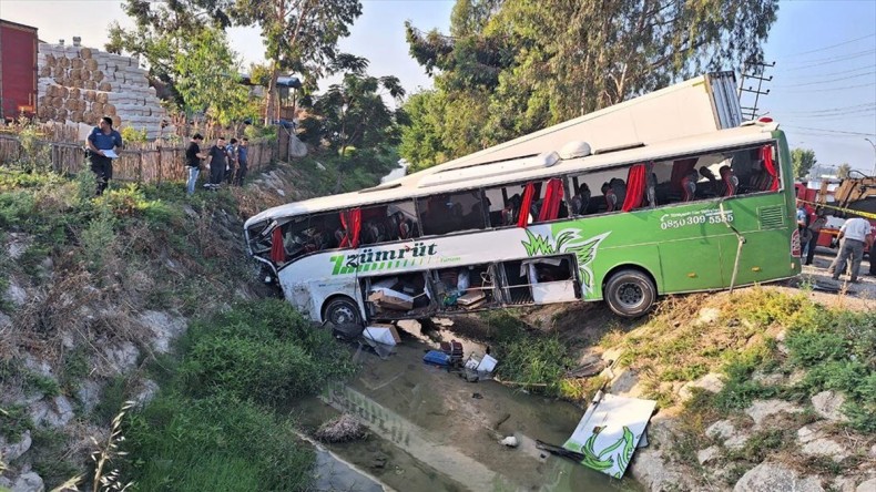 Mersin’de yolcu otobüsü kamyonla çarpıştı, 1 kişi öldü, 28 kişi yaralandı